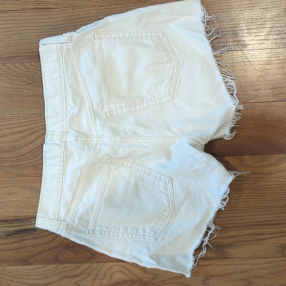 Gap Mid Rise Distressed Denim White Shorts Sz 4/27 - Picture 3 of 3